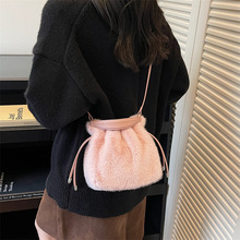 秋冬季新款高级感小众毛绒松弛感水桶包女休闲日常轻便斜挎包包