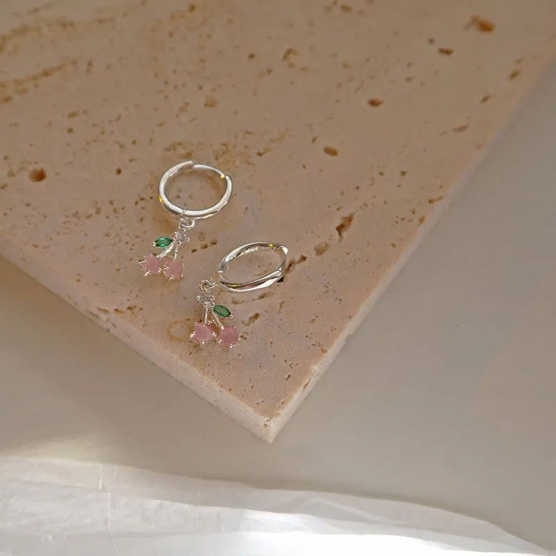 Pequeños pendientes de cereza de la niña 2023 nuevo nicho de diseño de alto nivel de energía de hadas para cultivar pendientes de agujeros de orejas