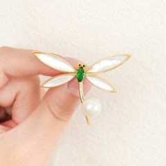 White Shell Dragonfly Brooch 2022 New Fashion High-end Floral Brooch for Women, Exquisite and Luxurious Western Dress Accessories Autumn