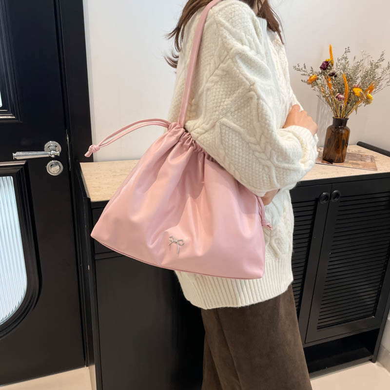 Bolsa coreana de gran capacidad bajo el bolso de tote para mujeres 2024 nuevo otoño y invierno bolso de hombro de moda versátil bolso de cubo