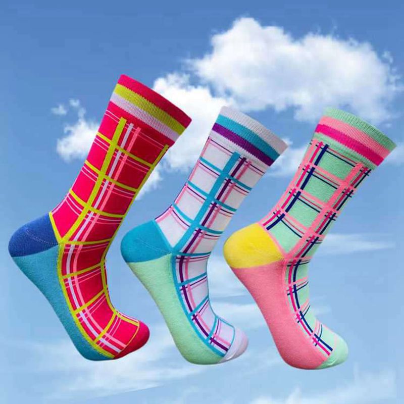 Chessboard plaid socks men and women retro fashion ins black and white preppy style European and American street striped skateboard long cotton socks wholesale