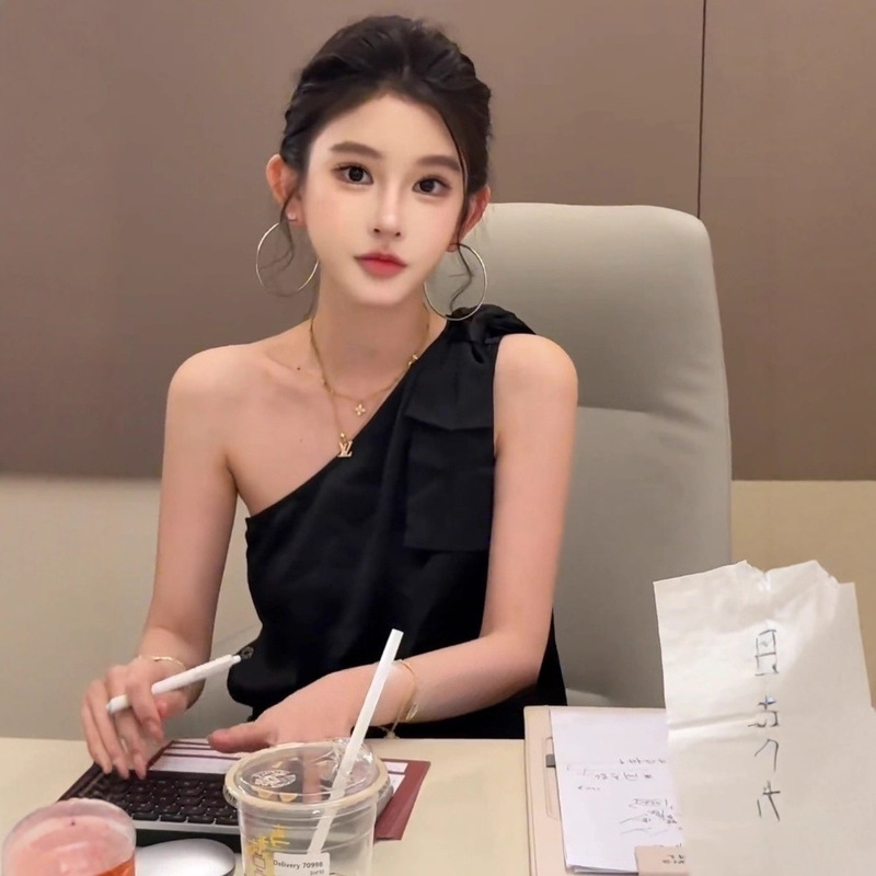 This Year's Popular Black Sloping Shoulder Tops for Women 2025 Summer French Style Unique and Exquisite Elegant Lady Lace-Up Shirt