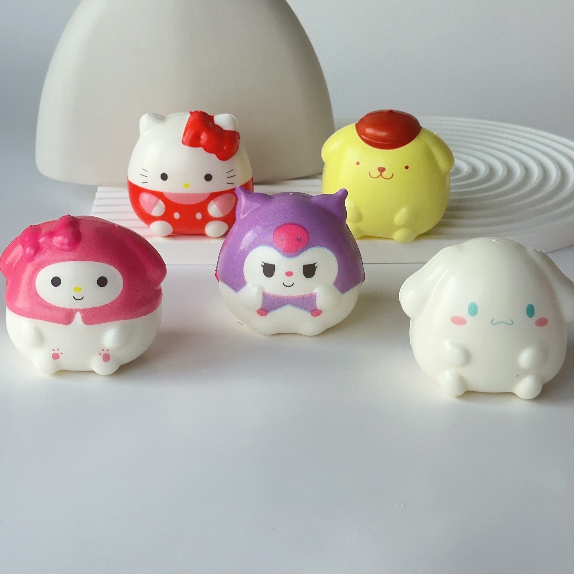 Bolsa de malla de rebote lento Lomi juguete antiestrés blandito lindo popular figura de dibujos animados muñeca hecha a mano.