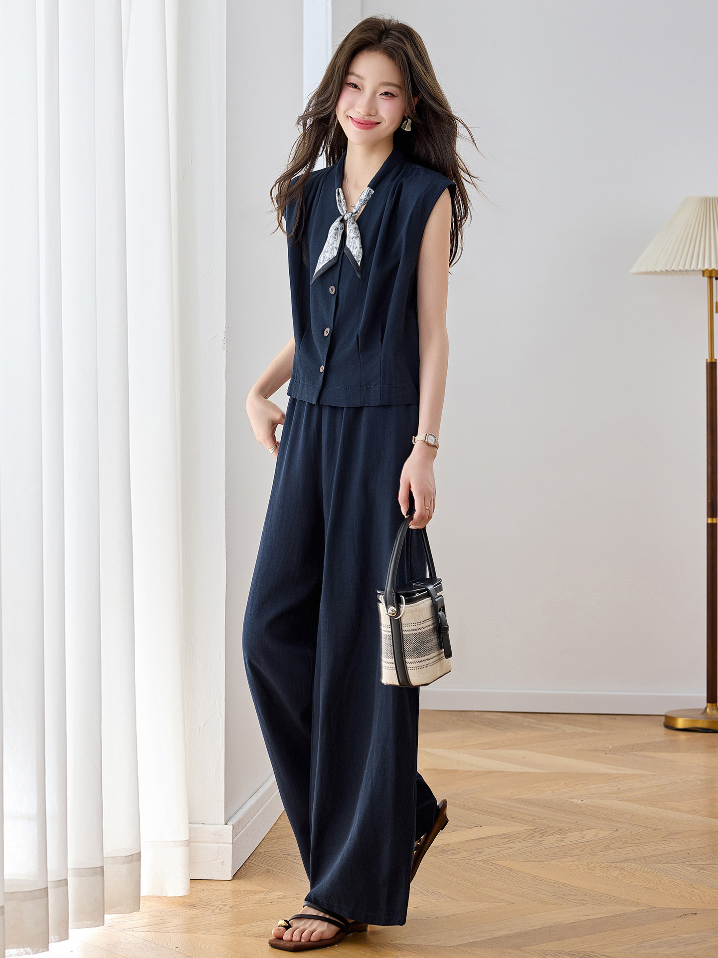 Bộ quần áo hai mảnh mùa hè 2026 gồm áo phối quần ống rộng cao cấp YB2636 — Xanh lông mòng đen, màu trắng