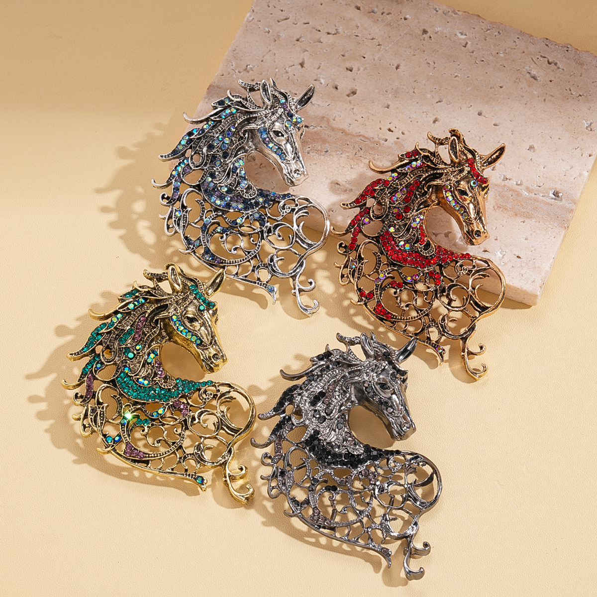 Europa y los Estados Unidos retro hacer viejos diamantes huecos broches de poni estilo palacio personalidad nicho de moda alta sensación de accesorios de pecho