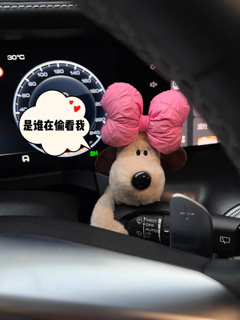 Adornos pequeños para automóvil, lindo perro reparador, muñeco de peluche para mujer, tapón interior de automóvil de alta calidad, decoración, limpiaparabrisas rojo neto
