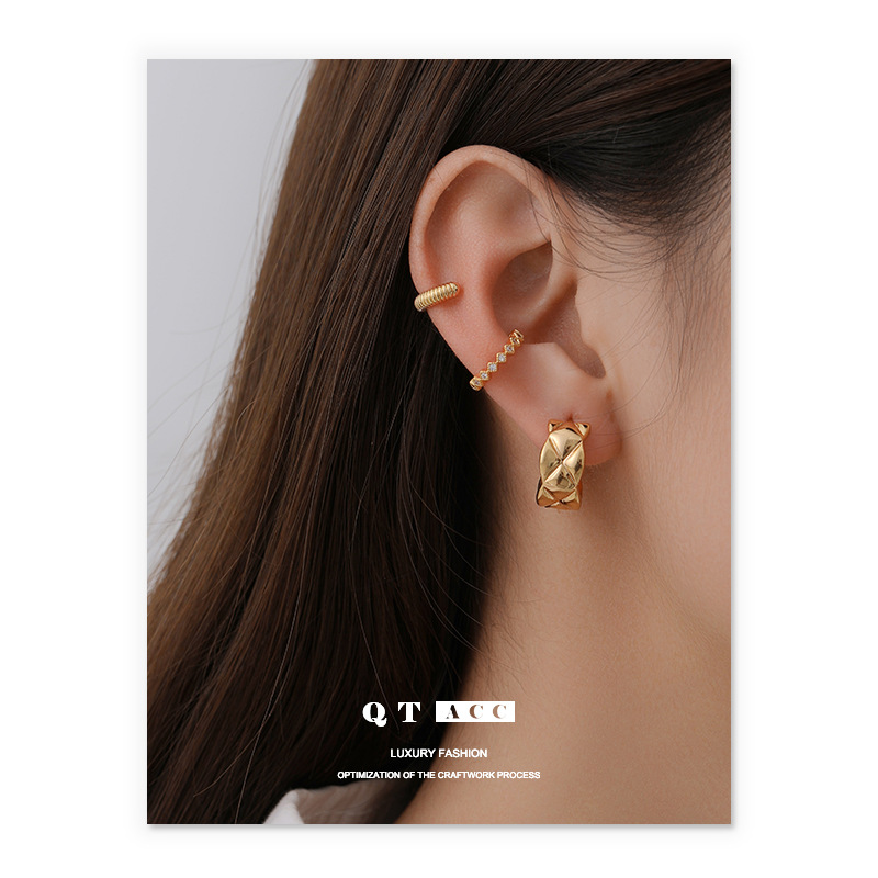 Europa, América, Francia, estilo refinado de alto nivel, tacos de orejas de cuadrícula de diamante elegantes, clips de hueso de orejas de viento de puerto, simplicidad, orejas de estilo de viaje universal.
