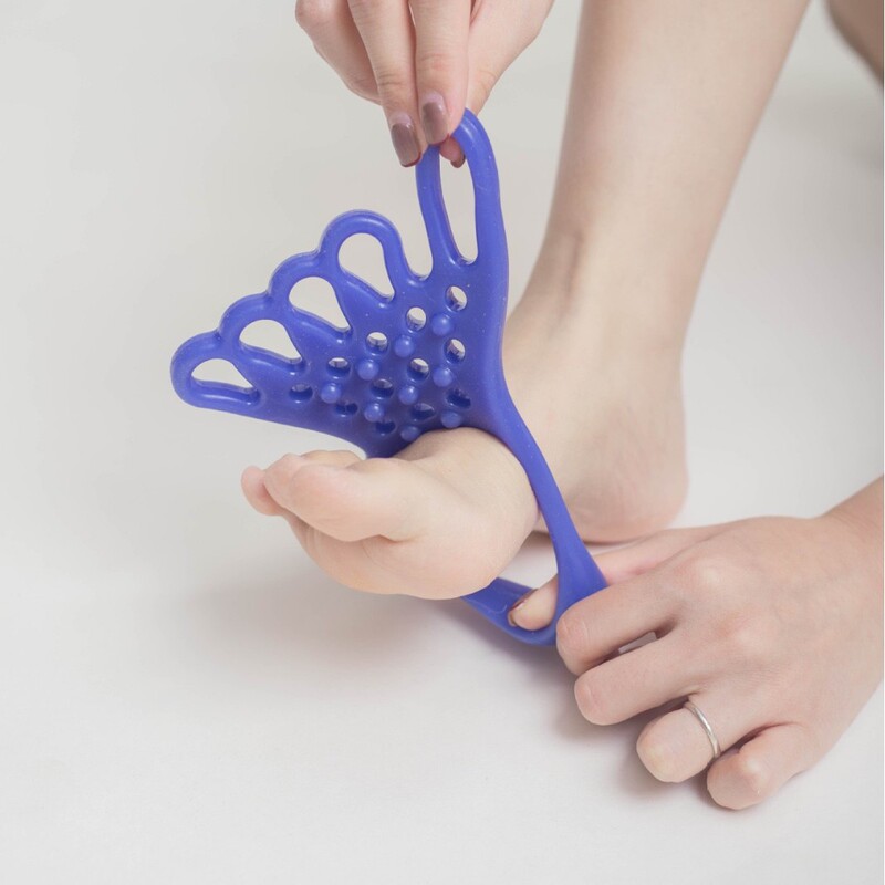 フィットネスの筋を引くヨガの筋肉は筋を引く器の足の裏をリラックスしてマッサージします。|undefined