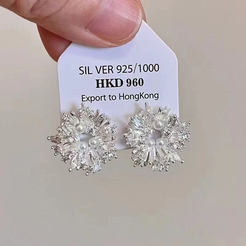 フランス式の清冷感の銀色の金属のイヤリングの真珠のドリルのフリンジデザイン感の耳飾りのファッションの高い顔の値の女性の耳飾り