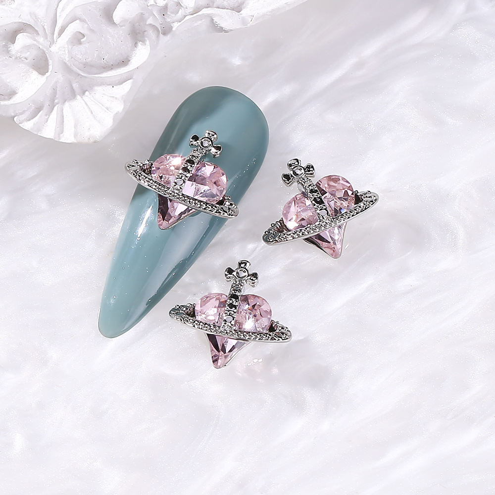 En línea celebridad reina madre uñas aleación joyería torcida melocotón corazón diamante retro estilo oscuro plata uñas accesorios de diamantes decorativos