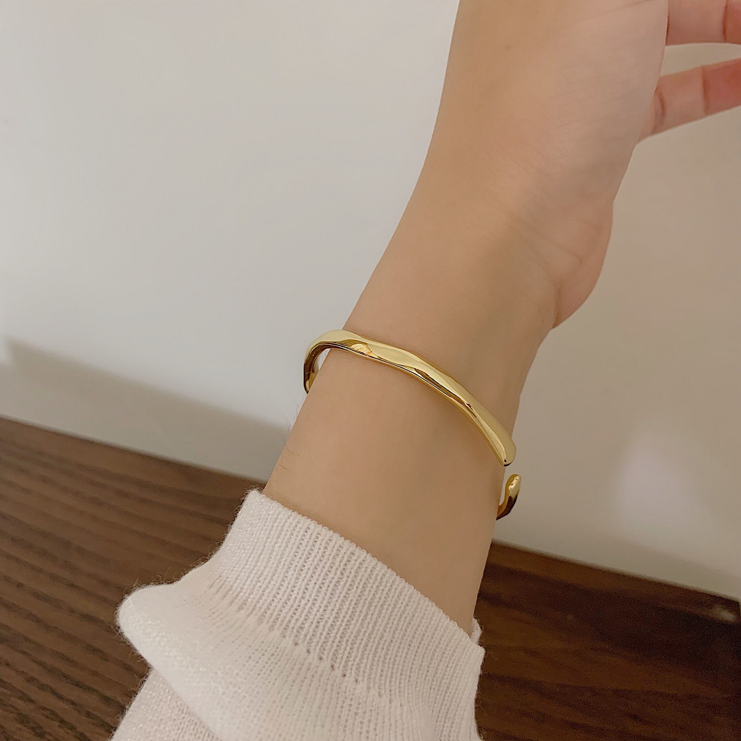Pulsera de plata abierta de personalidad irregular de nicho simple, verano femenino, temperamento de moda, sentido del diseño, pulsera, pulsera