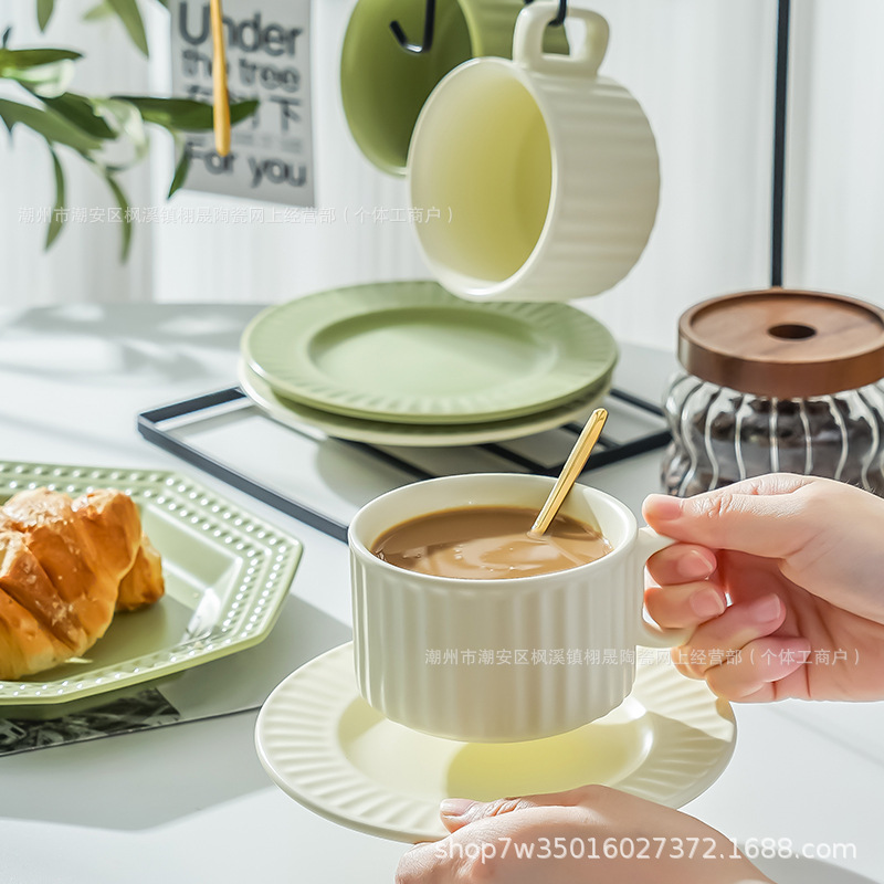 Ins Net Red Wind Juego de tazas y platillos de café de cerámica Coffee Shop Latte Taza Orejas colgantes Taza de café de mano