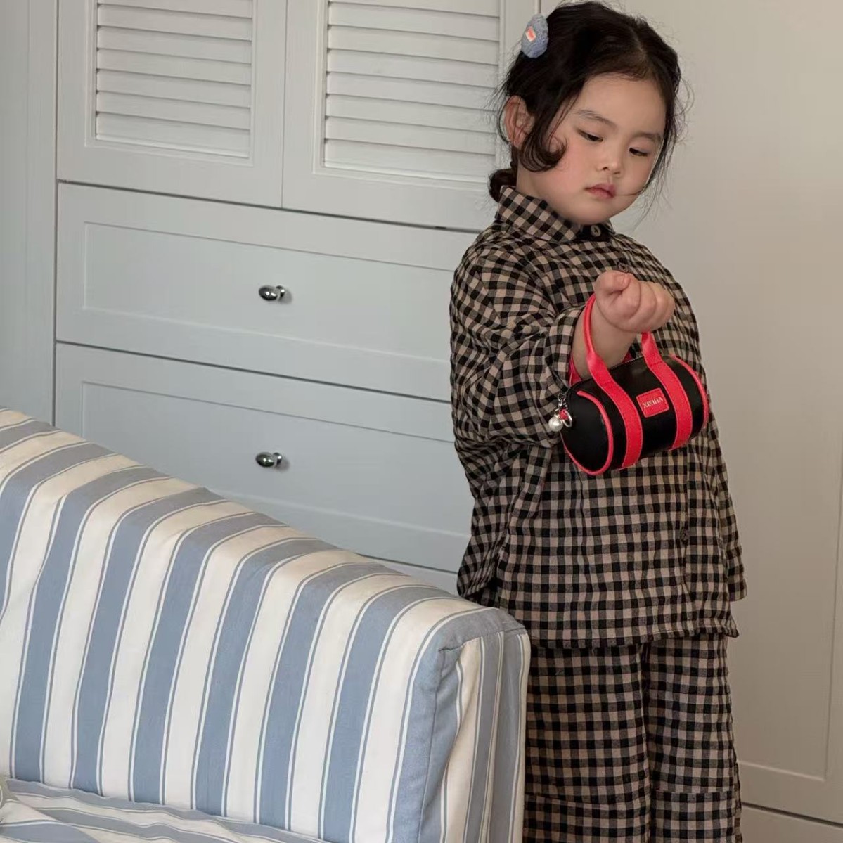 Bolsa de almohada cilíndrica de moda de contraste para niños y niñas bolsas de cadena mini lindas para bebés 2026 nuevas bolsas de accesorios para niños