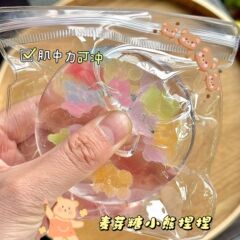 透明な手はボールの砂糖のボールをしてけんかします。