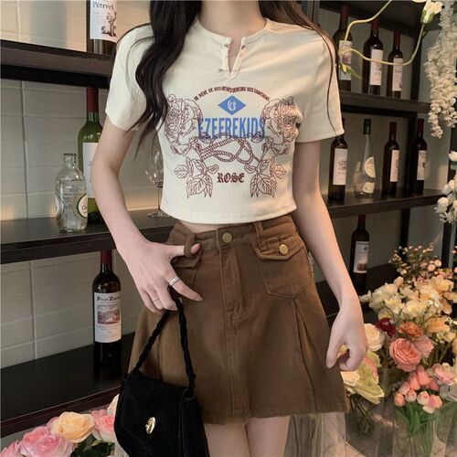 Sweet and Spicy Letter Print Women's Summer T-Shirt with Design Sense, Unconventional V-Neck Slimming High-Waisted Short Length Bare-Chest Top Yuxiangkang