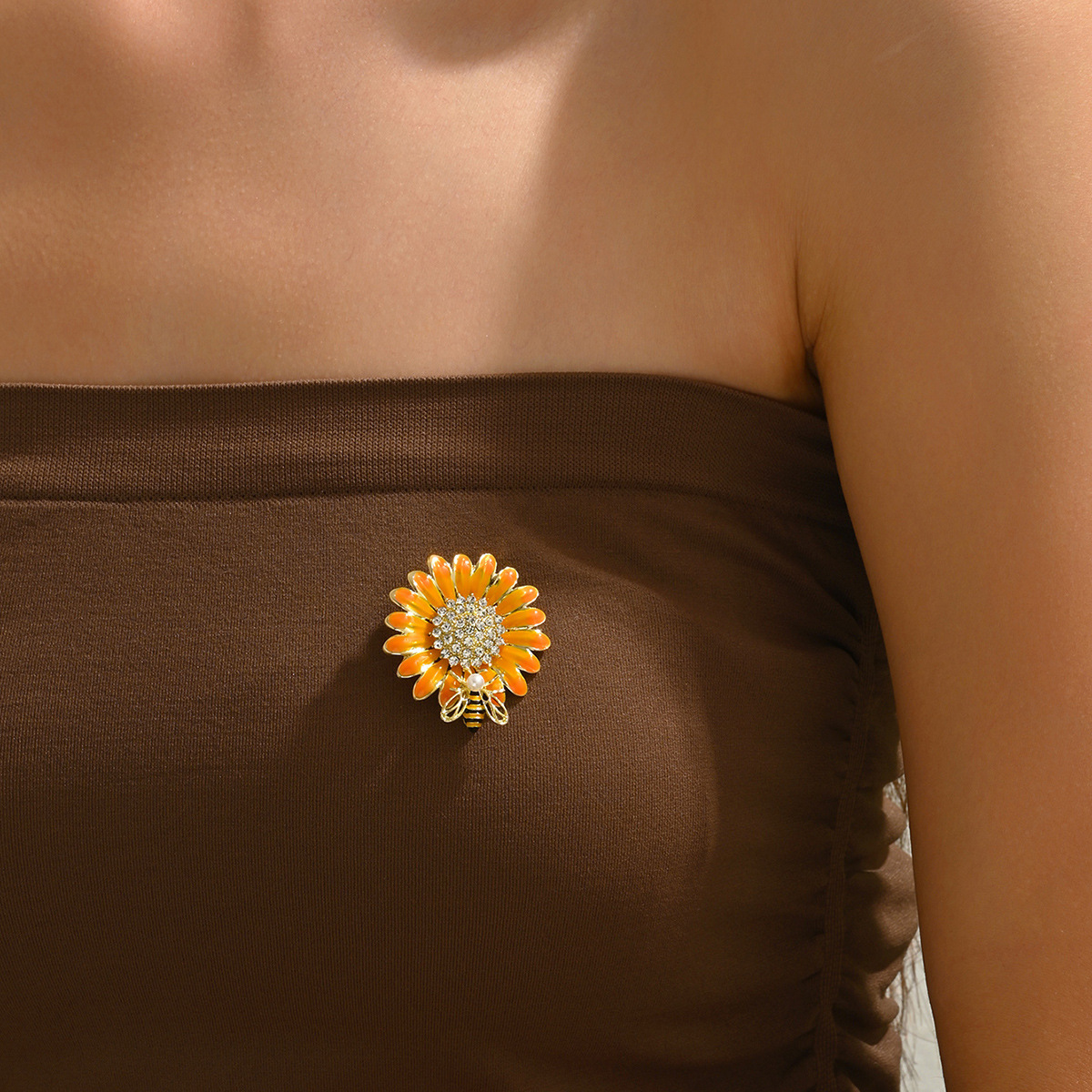Spilla minimalista a forma di ape e margherita accessorio per donna_voghion.com