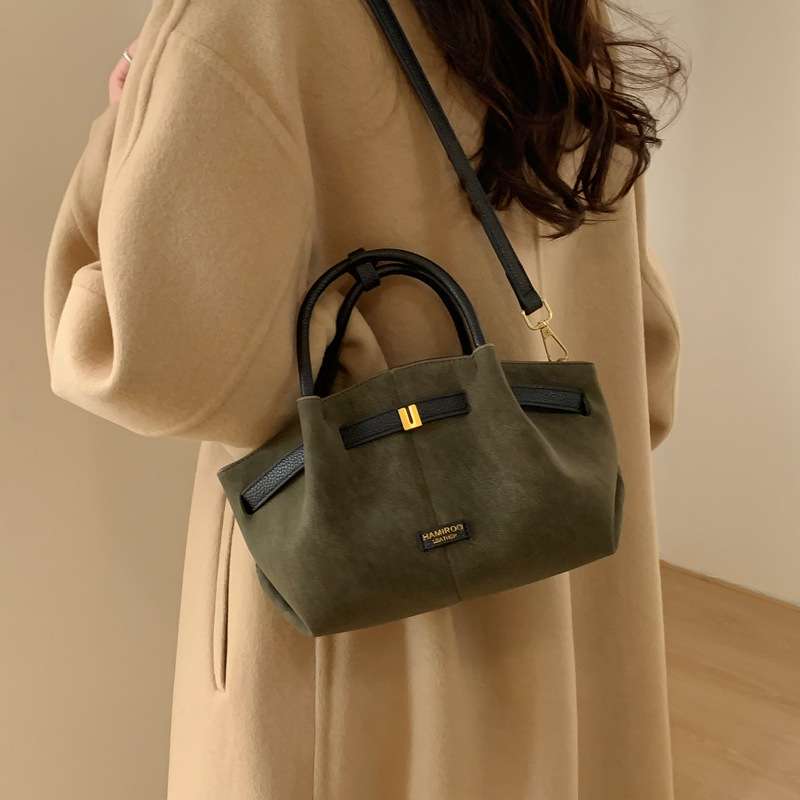 2026 New Winter Exquisite Handbag for Women, Fashionable Versatile Shoulder Bag with a High-End Feel, Niche Commuter Crossbody Bag 2026 New Winter Exquisite Handbag for Women, Fashionable Versatile Shoulder Bag with a High-End Feel, Niche Commuter Crossbody Bag