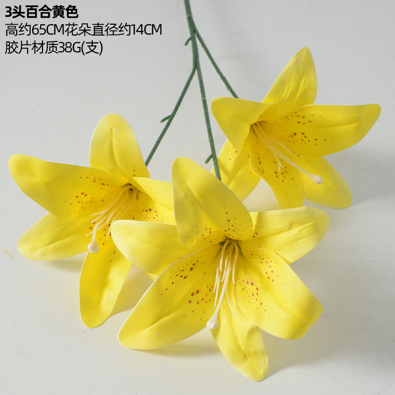 3 cabezas de lirio amarillo