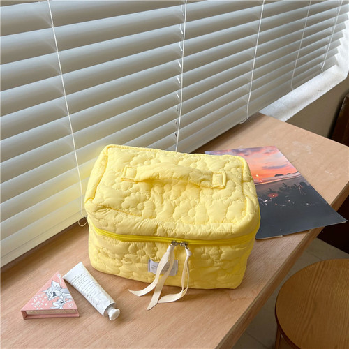 Homemade ins-style candy-colored flower cosmetic bag for girls, large-capacity skin care product storage bag, portable toiletry bag
