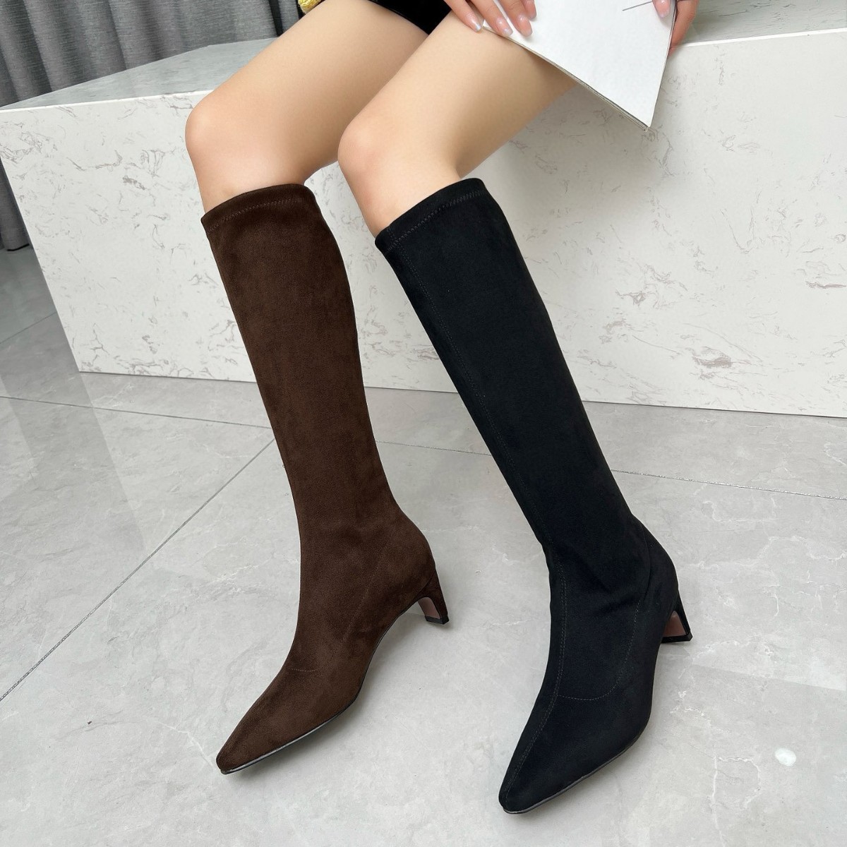 Boot nữ cổ cao ôm bắp chân da mờ mũi nhọn gót nhọn cao 2025 — Màu đen, Màu cà phê