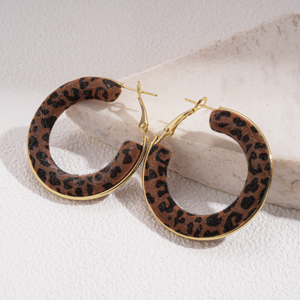 Otoño y invierno de Europa y los EE.UU. botones de aretes de aretes de aretes de nicho de alta calidad retrógrada en forma de U