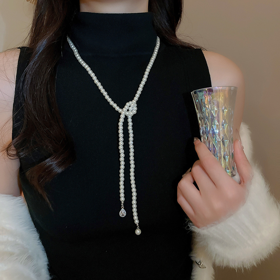 不規則な長いタイプの真珠のネックレスのフランス式の軽い豪華な気質のセーターのチェーンの小さい大衆のシンプルで高級感の項は卸売りの女性を飾ります。