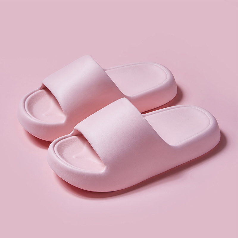 EVAは糞感のスリッパを踏んでいます。女性は夏にカップルの浴室の滑り止めの室内の厚い底のスリッパを着ています。|undefined