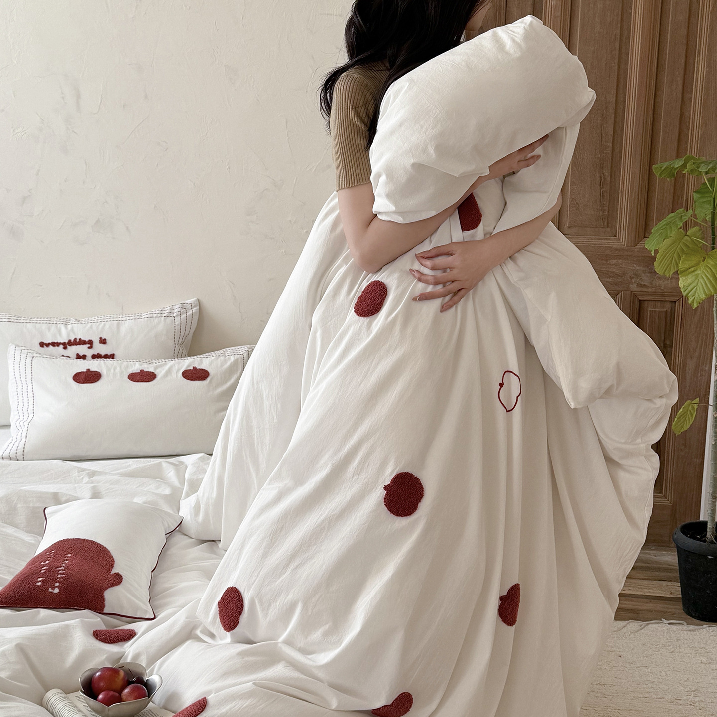 Blanco 100% algodón lavado con agua de algodón cifrado cuatro piezas toallas tridimensionales bordadas Ping An fruta piel edredón cama de algodón