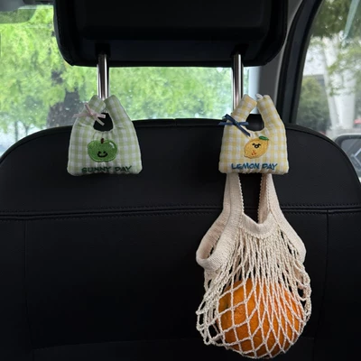 Sürətlər qutusu və əl tormozu başlıqları, Car-mounted hook for in-car