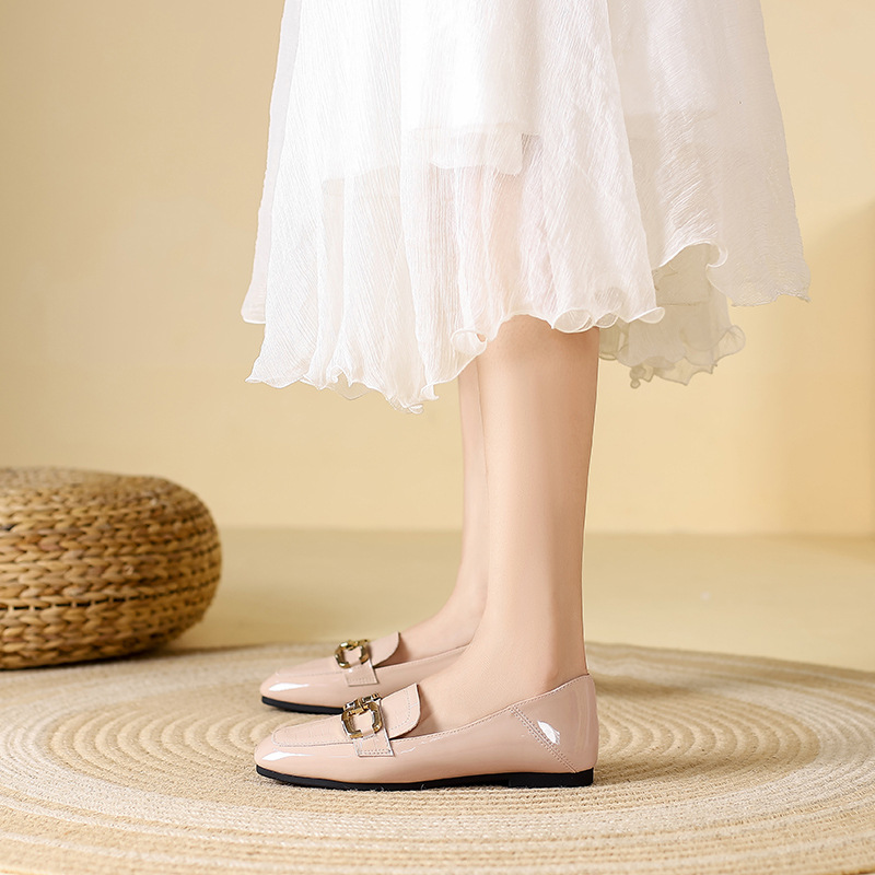 Άνοιξη και φθινόπωρο νέα φλατ παπούτσια γυναικεία κορεατική έκδοση λουστρίνι μαύρα μικρά δερμάτινα παπούτσια μόδας τετράγωνο δάχτυλο μεταλλική πόρπη παπούτσια Huidong χονδρική_voghion.com