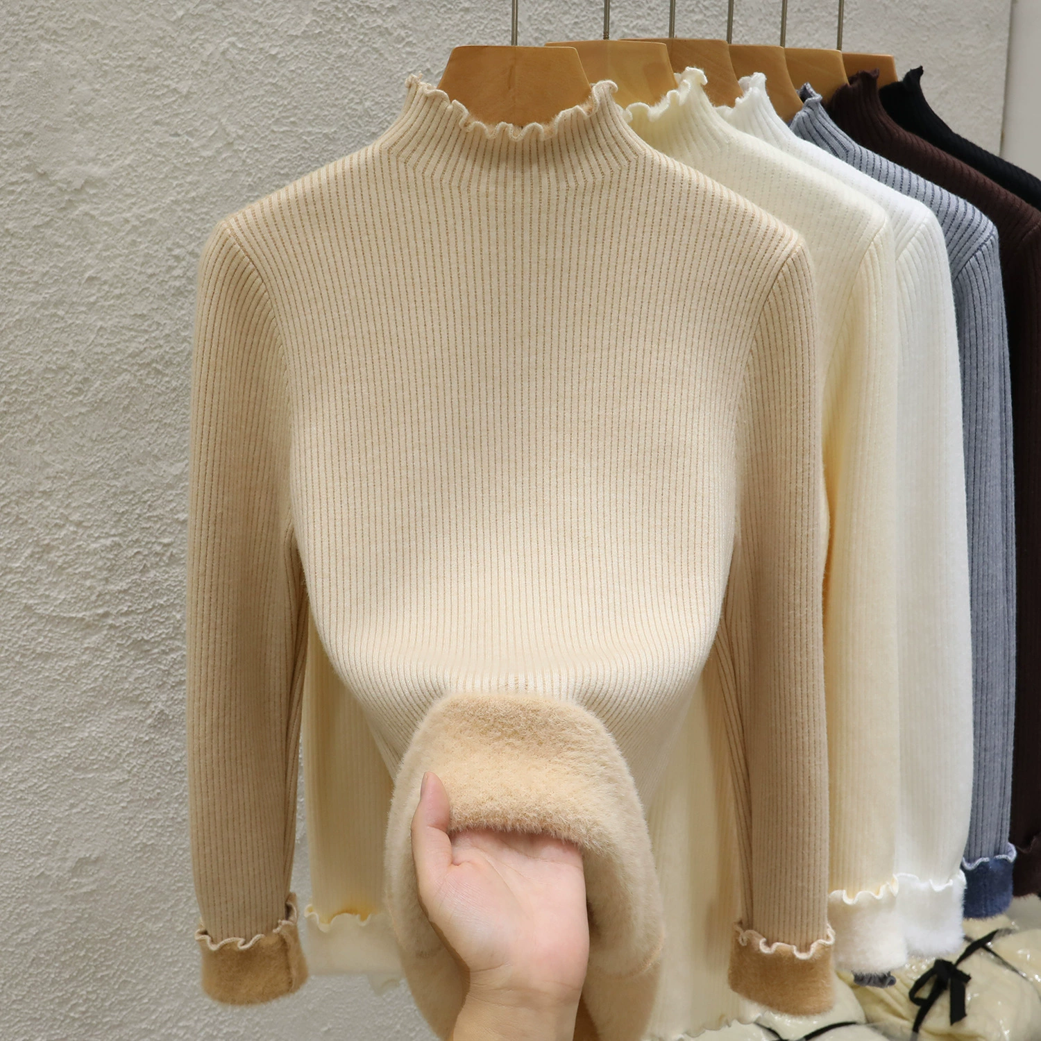 Женский трикотаж с половиной водолазки, осень-зима 2025, новый стиль, утолщенный трикотаж на флисовой подкладке с теплой бархатной рубашкой для женщин.
