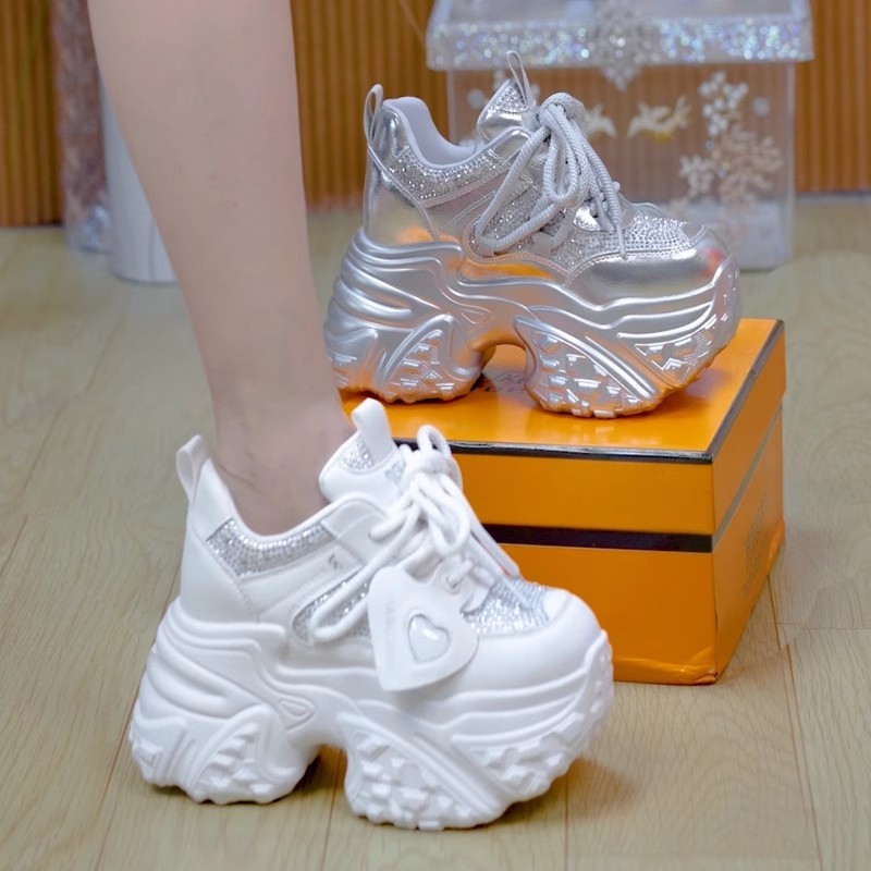 Los zapatos de papá y mujer en el otoño de 2026 nuevos zapatos casuales muffin, zapatos deportivos de altura gruesa de moda.