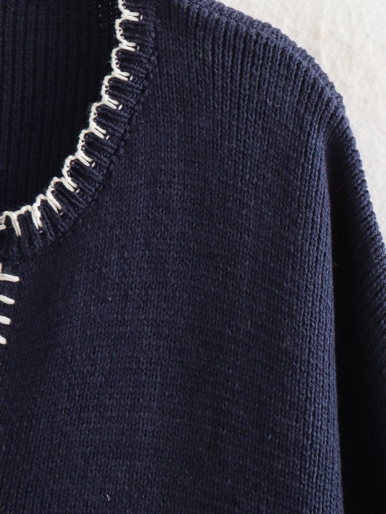 Women's 2023 autumn new item niche design V-neck decorative knitted sweater with stitching_voghion.com