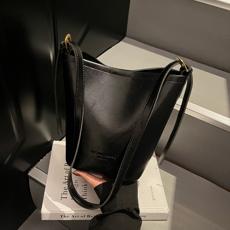 Bolsa de cubo retro coreana para mujeres 2025 nuevo invierno de alta calidad bolso de madre de sensación de hombro casual bolso de hombro