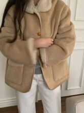 卡其色羊羔毛外套女2024新款女秋冬季超好看短款奶fufu羊羔绒