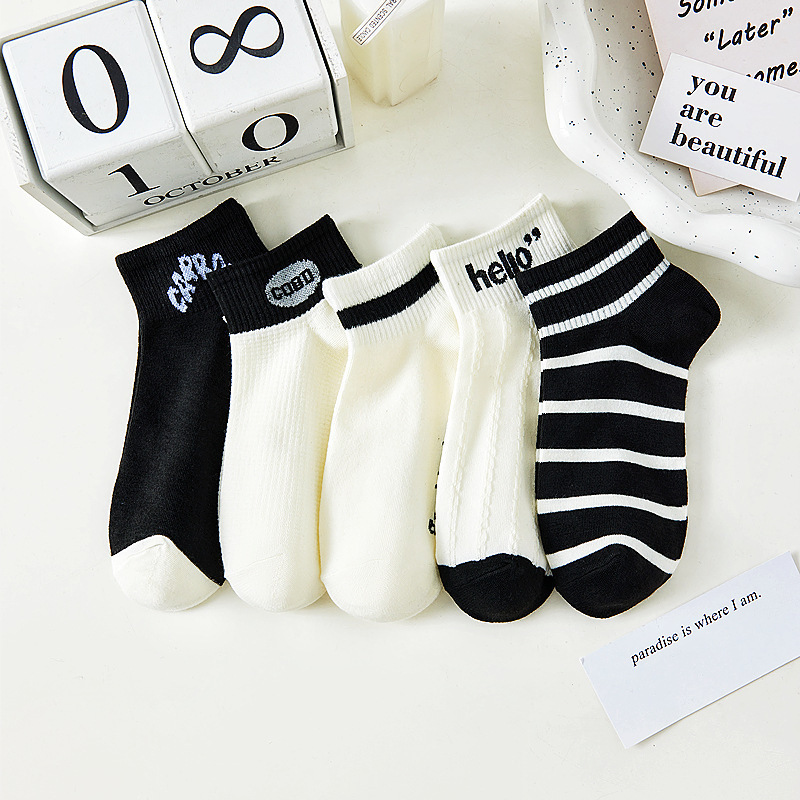 Calcetines negros y blancos de mujer calcetines dulces versátiles calcetines de mujer estricta primavera-verano estilo japonés dibujos animados de encaje de estudiantes