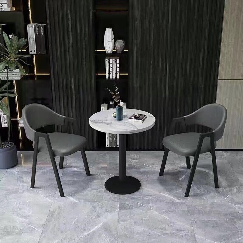 60개의 원형 테이블과 의자 2개, 짙은 회색 가죽