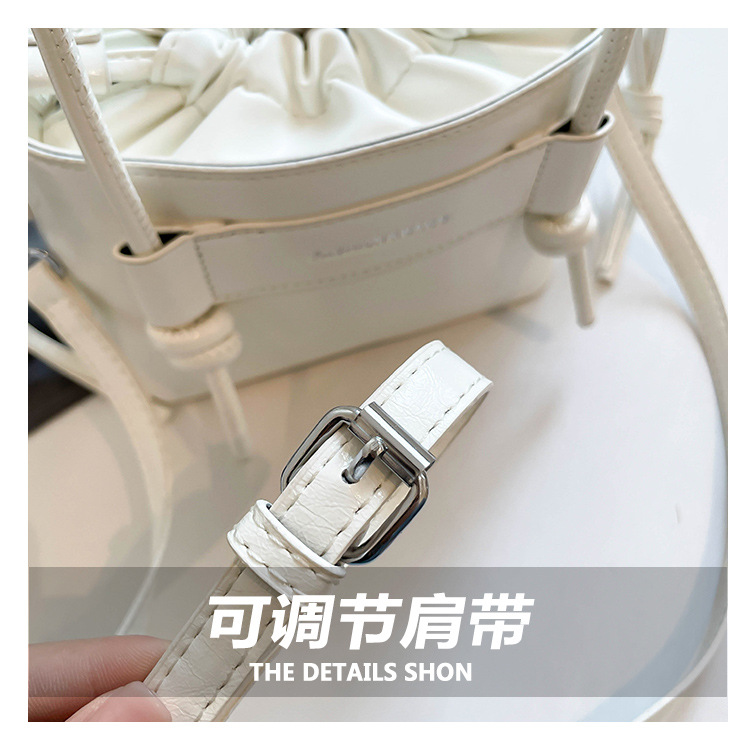 A new 2025 versatile, casual and simple large-capacity handbag for commuting, a lightweight solid color crossbody bag for women in summer Application Scenario