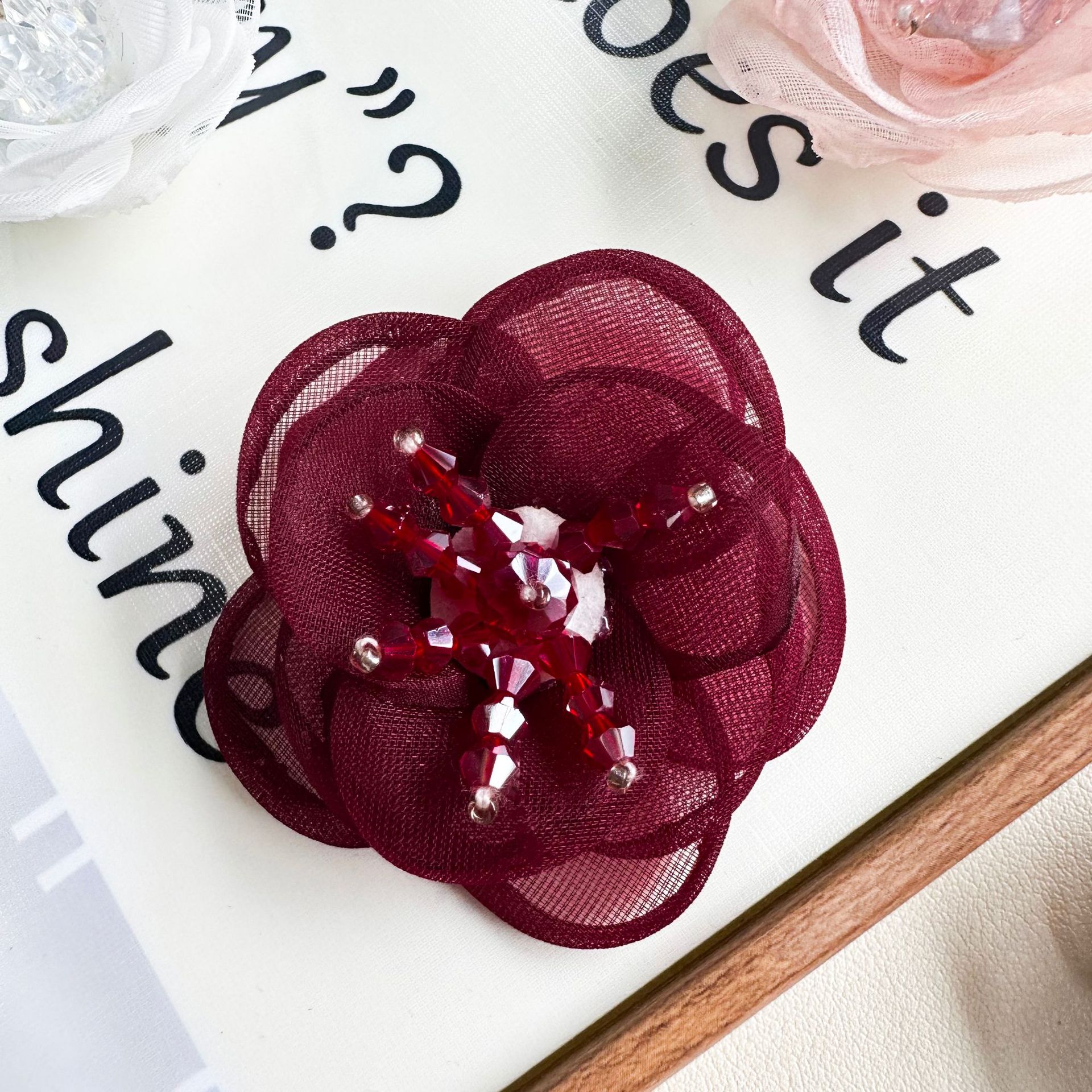 Adornos florales tridimensionales con incrustaciones de diamantes de imitación, decoraciones de moda versátiles multicolor, accesorios para el cabello hechos a mano, accesorios de vestir. image 5