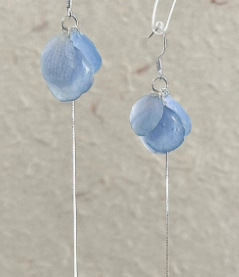 짧은 꽃잎 태슬 귀걸이