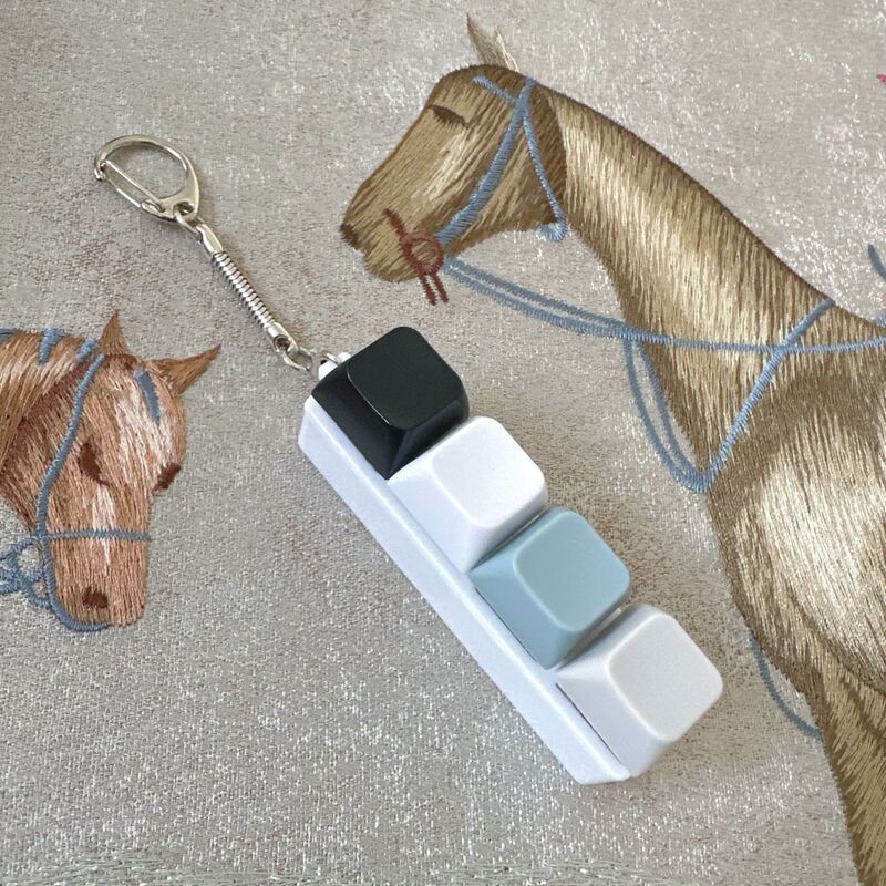 Cross-border decompression key word 4-key Macaron keyboard pendant fingertip press creative Russian keychain