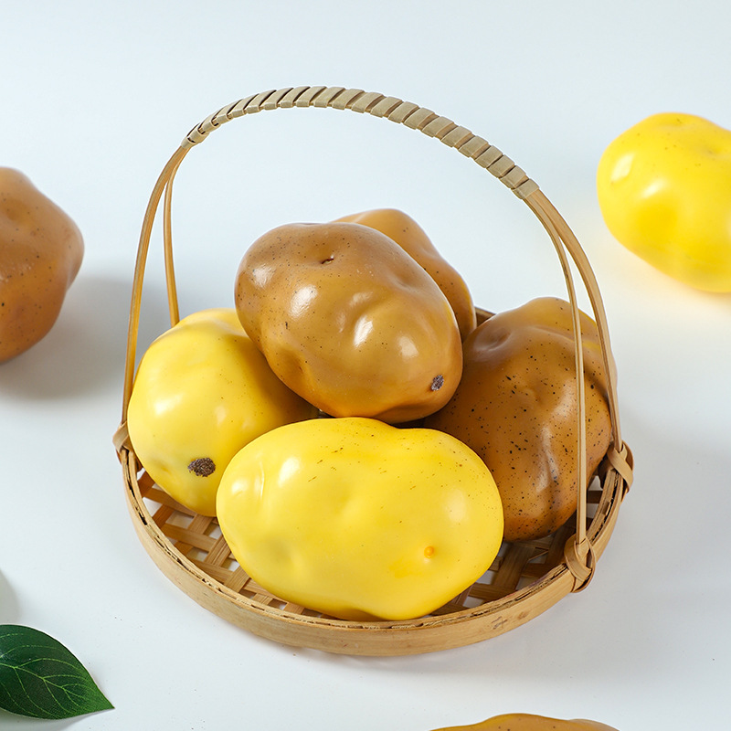 ジャガイモの偽野菜のジャガイモの芋の模型をシミュレーションして撮影の舞台の道具のレストランを撮影して子供の教具を並べます。|undefined