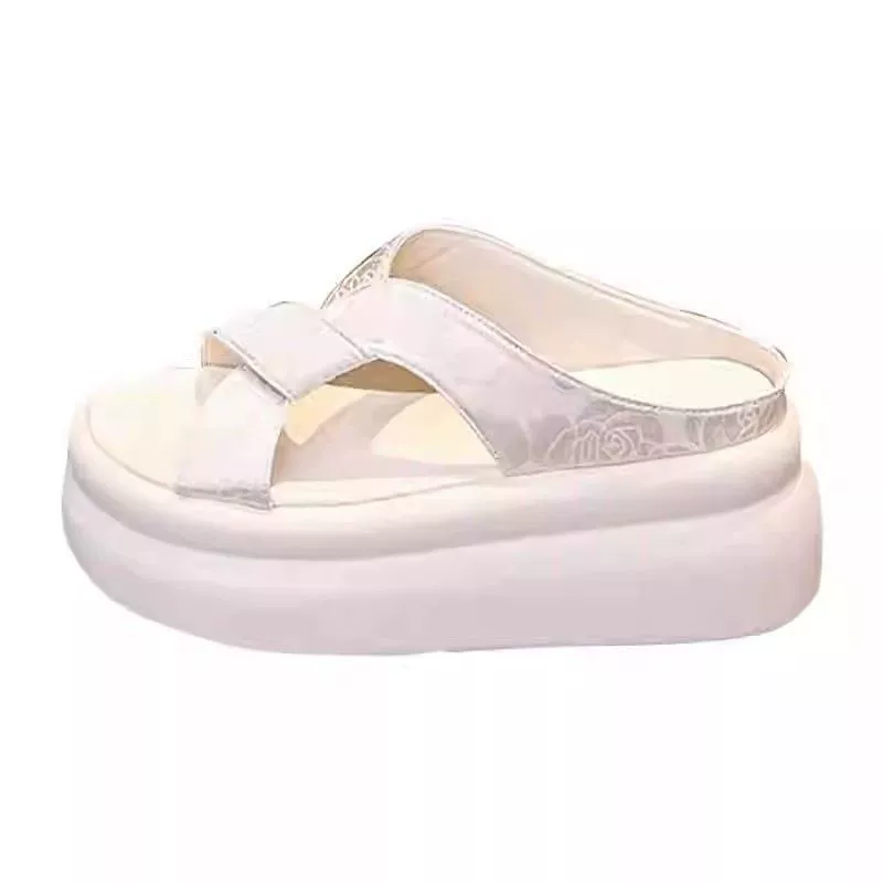 Травяные тапочки на толстой подошве женские летние носки 2024 новые кексы маленькие высокие каблуки на мягком подошве удобные пляжные сандалии