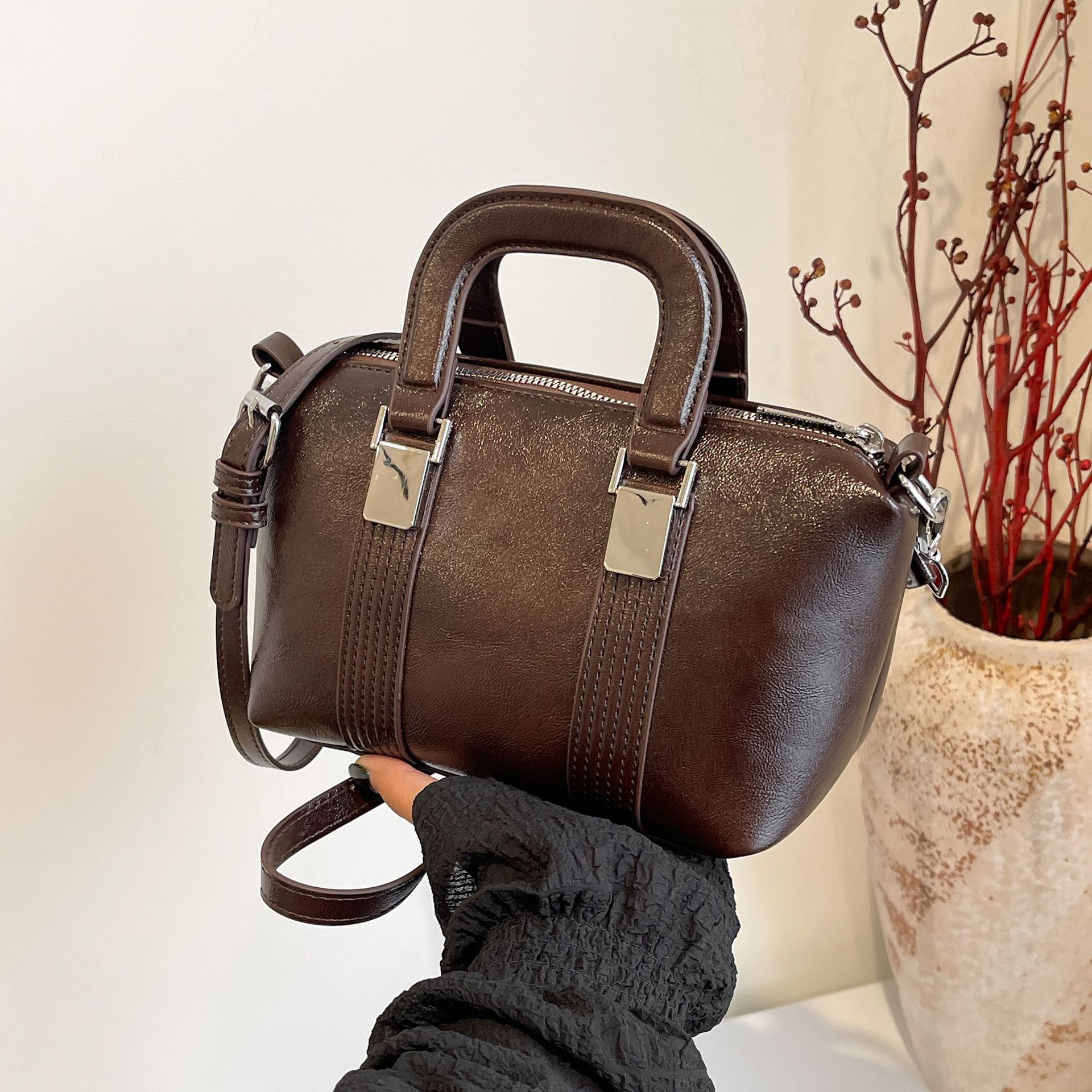 Bolso de mujer de moda bolso de mensajero de textura de color sólido 2025 otoño e invierno nuevo bolso de viajero simple bolso de mano