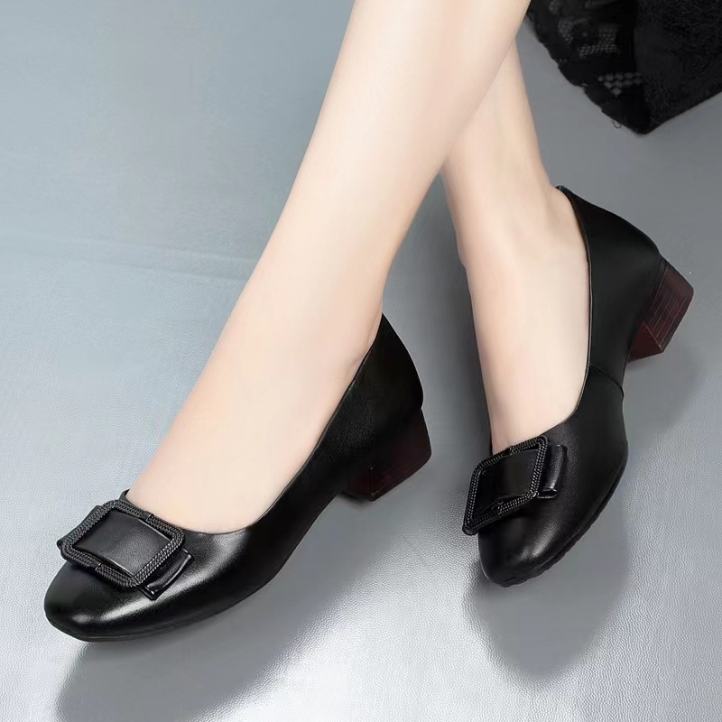 2026 primavera y verano nuevos tacones gruesos resistentes al desgaste, zapatos de trabajo de madres con un pedazo de zapatos de mujer
