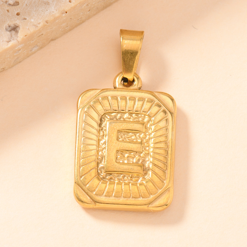 Colgante único europeo y americano estilo explosivo colgante de acero inoxidable fundición marca cuadrada 26 letras inglesas collar colgante accesorios de bricolaje