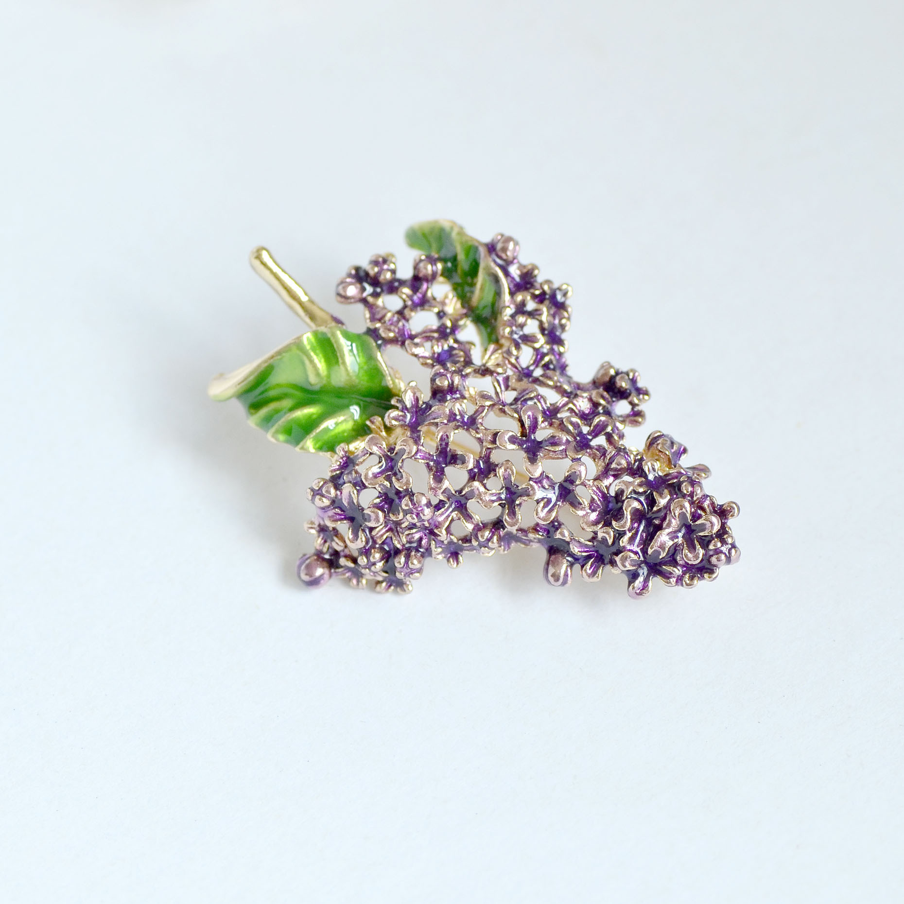 Paarse broche, luxe emaille speld met sophisticate design_voghion.com