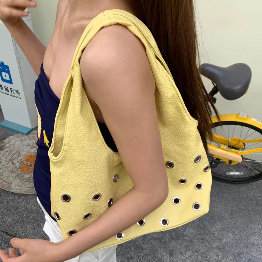 渣渣Yo圆环铆钉朋克黄色水桶包腋下单肩手提包通勤大容量镂空包女