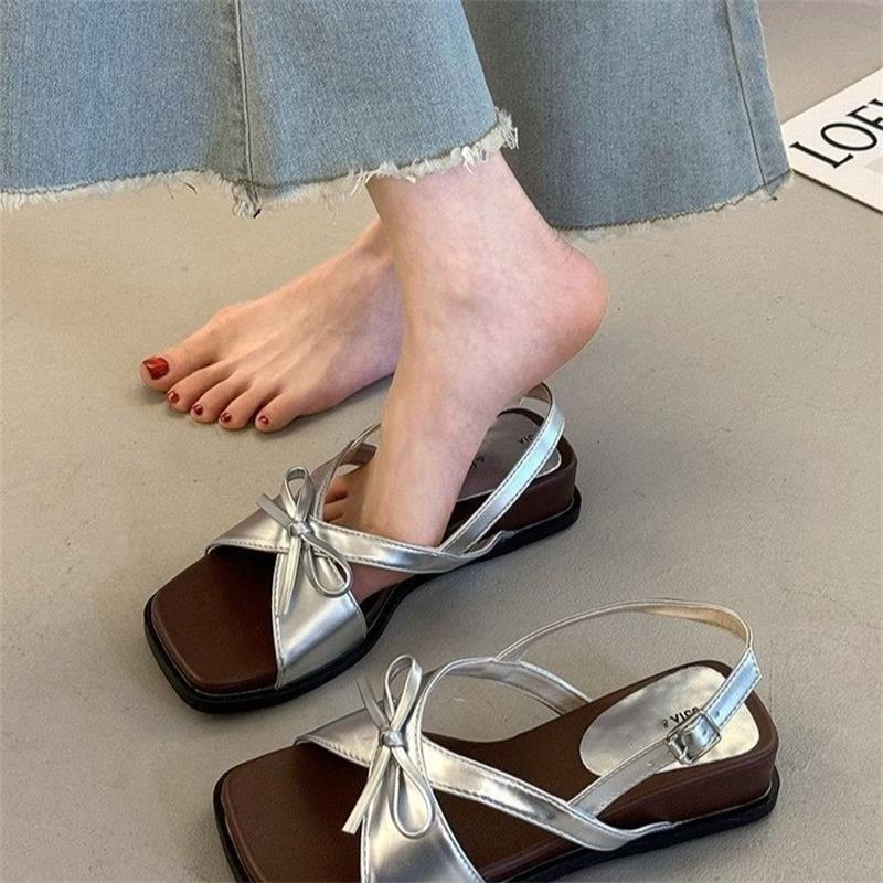 Sandalias de explosión para mujeres 2026 verano nuevo hermoso no cansado zapatillas con falda zapatillas de playa de fondo plano