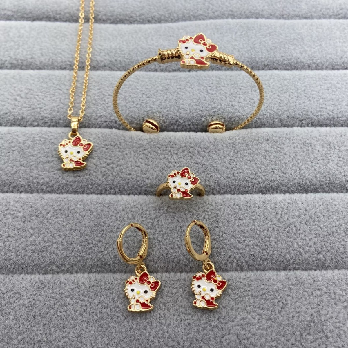 Juegos de joyería para niños transfronterizos de dibujos animados lindos anillos pendientes brazaletes colgante collar adyacente de cuatro piezas